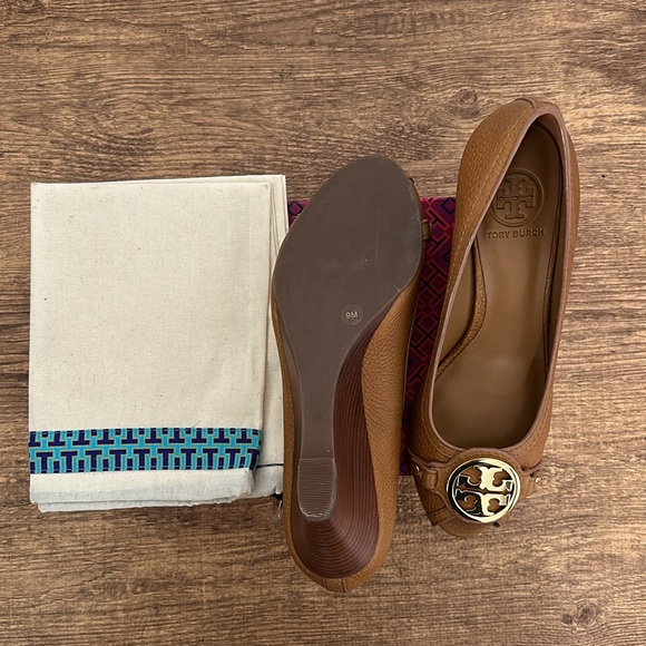 Tory Burch brown wedge sandal like new - Picture 4 of 5